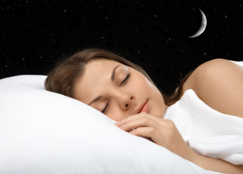 Dažs aizmieg tikai ar foliju uz logiem: populāru cilvēku gulēšanas īpatnības