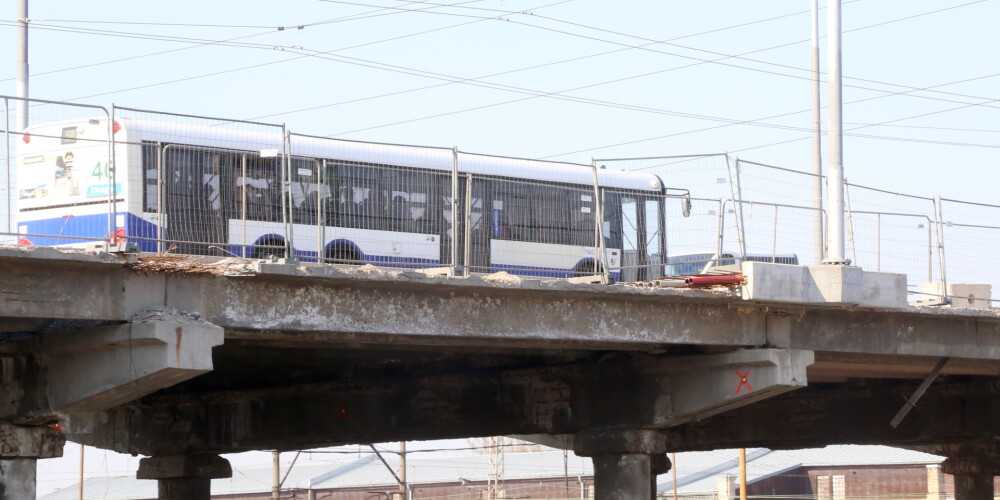 Ceturtdien piecos no rīta slēgs Deglava tiltu; mainīti sabiedriskā transporta maršruti
