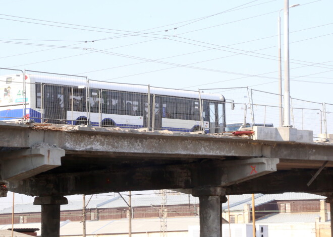 Ceturtdien piecos no rīta slēgs Deglava tiltu; mainīti sabiedriskā transporta maršruti