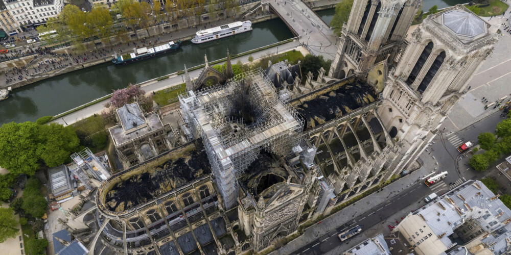 Strādnieki Parīzes Dievmātes katedrālē smēķējuši