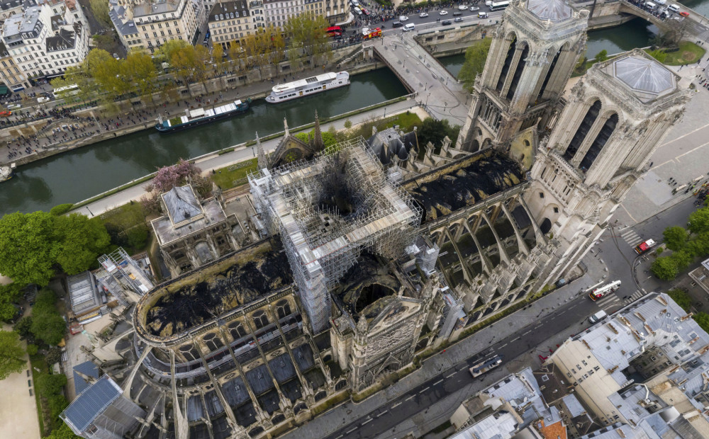Strādnieki Parīzes Dievmātes katedrālē smēķējuši