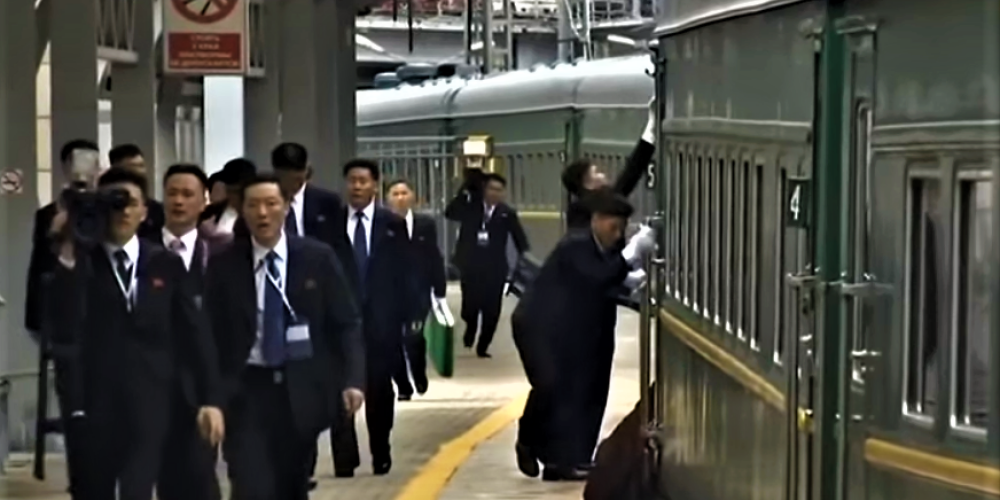 Televīzija nofilmējusi, kā Kima Čenuna padotie skrienot sparīgi tīra vēl braucoša vilciena durvis