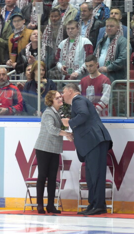 Latvijas Hokeja federācijas prezidents Aigars Kalvītis un hokejista Sergeja Žoltoka māte Dženija Čagina pirms pārbaudes spēles hokejāstarp Latvijas un Krievijas izlasēm "Arēnā Rīga".