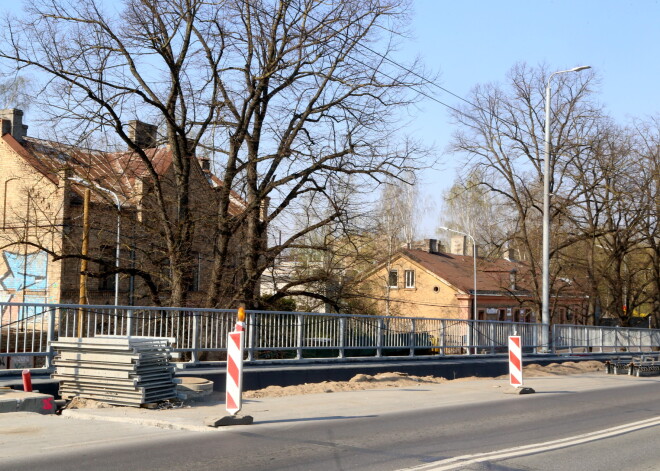 Deglava tilts satiksmei ir slēgts: būtiski mainīti sabiedriskā transporta maršruti, gaidāmi milzīgi sastrēgumi