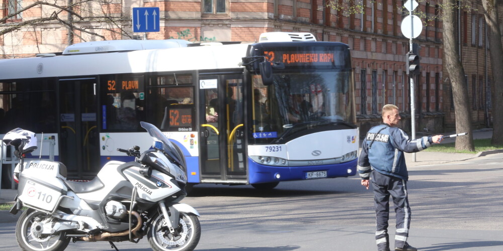 Rīgas satiksme призывает рижан использовать общественный транспорт или ехать на работу в другое время