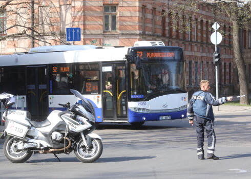 Rīgas satiksme призывает рижан использовать общественный транспорт или ехать на работу в другое время