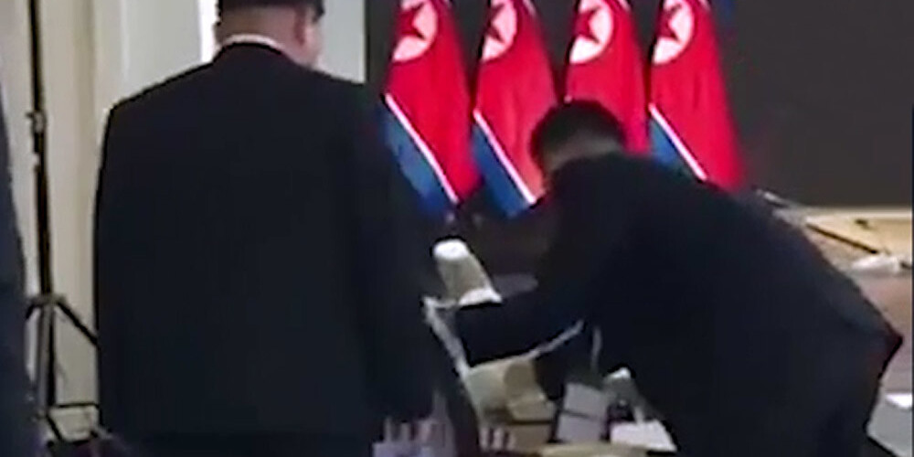 VIDEO: bailēs no noindēšanas Kima Čenuna miesassargi Vladivostokā dezinficē krēslu