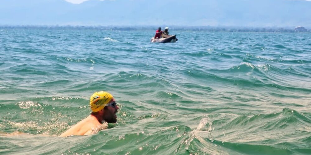 Vīrietis uzstāda pasaules rekordu, 54 dienās nopeldot 580km garu ezeru, kas pilns ar krokodiliem