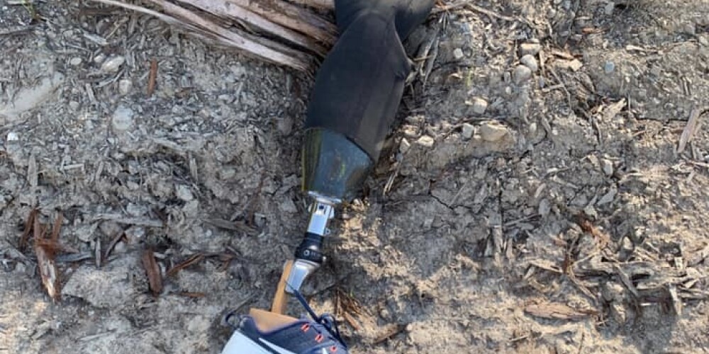 Amerikāņu izpletņlēcēja 3 kilometru augstumā pazaudēto kājas protēzi atrod Kanādā