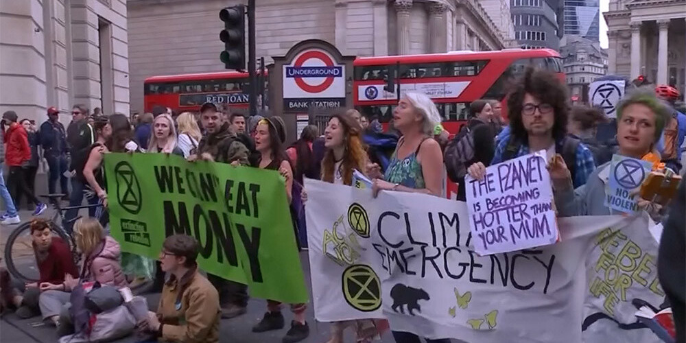 Vides aktīvisti nobloķē Londonas biržas ieeju