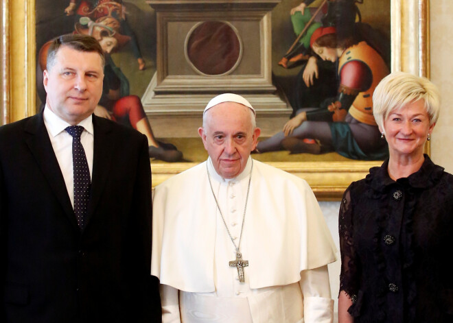 Президент Латвии подарил папе римскому миниатюрный витраж