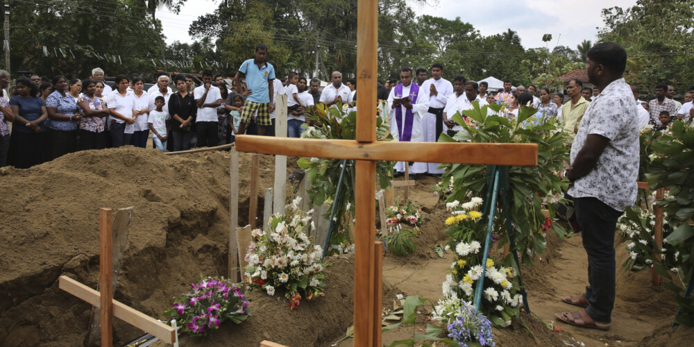 Šrilanka paziņo par kļūdu līķu skaitīšanā - teroraktos mirušo tomēr ir par simtu mazāk