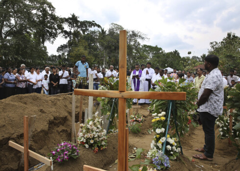 Šrilanka paziņo par kļūdu līķu skaitīšanā - teroraktos mirušo tomēr ir par simtu mazāk