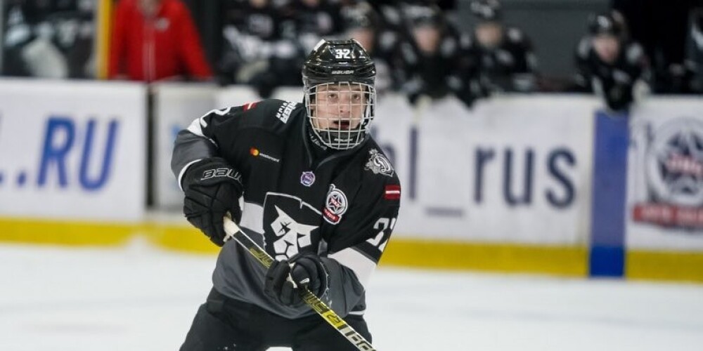 Latvijas jaunie hokejisti sīvā cīņā zaudē Kanādai