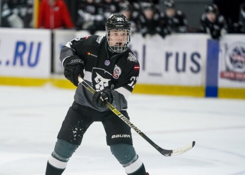 Latvijas jaunie hokejisti sīvā cīņā zaudē Kanādai