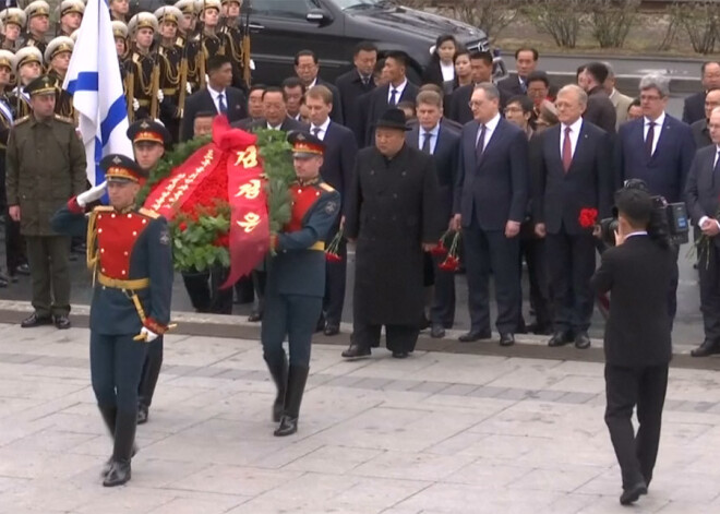 Kims Čenuns lietū 2 stundas liek gaidīt savu ierašanos uz vainaga nolikšanas ceremoniju Vladivostokā