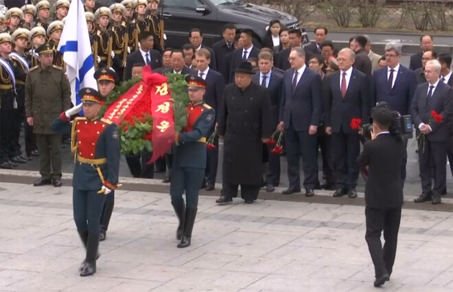 Kims Čenuns vēro, kā goda sardze noliek lielu vainagu pie mūžīgā uguns.