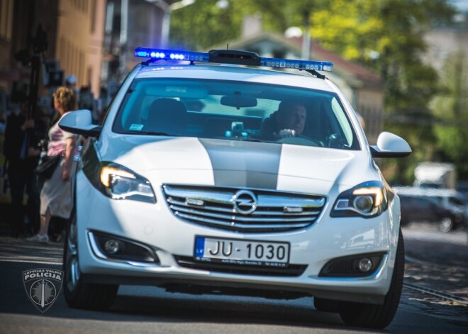 Aktīvi soda autovadītājus, kas mēģina apbraukt sastrēgumus pa sabiedriskā transporta joslām