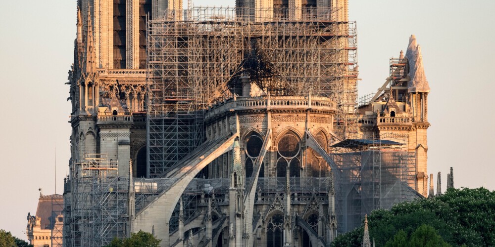 Inženieris: Parīzes Dievmātes katedrāle ir trausla - spēcīgā vējā tā varētu sagrūt