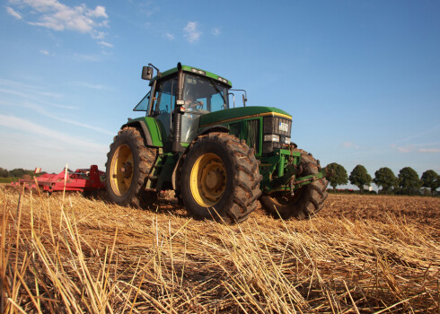 Traktors "John Deere" Vācijas druvā. Amerikāņu lauku spēkrati ir viens no aizokeāna ražojumiem, ko var skart tirdzniecības kari.