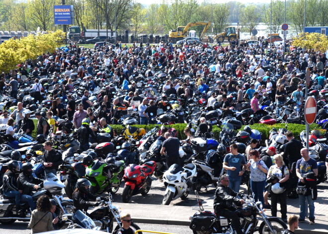 Motosezonas atklāšanas pasākums pie tirdzniecības centra "Mols".