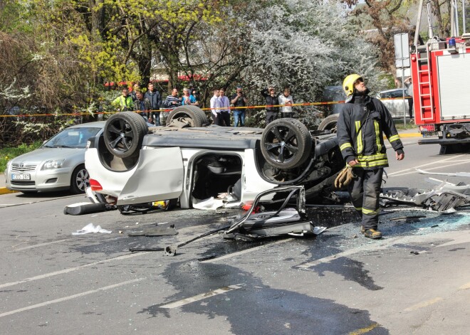 FOTO: Lietuvā no tirdzniecības centra daudzstāvu stāvvietas nokrīt BMW automašīna