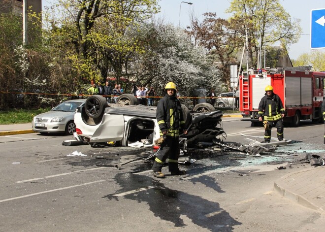 Negadījumā cieta 1979. gadā dzimusi sieviete, kura bija pie "BMW X6" stūres. Ar glābēju palīdzību viņa izkļuva no sadragātā spēkrata. Šobrīd sieviete ar dāžadiem lūzumiem un iekšējo orgānu bojājumiem smagā stāvoklī atrodas slimnīcā.