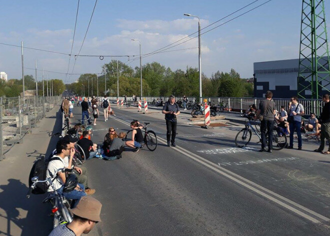 Pikniku uz slēgtā Deglava ielas pārvada apmeklējuši vairāk nekā 100 cilvēku