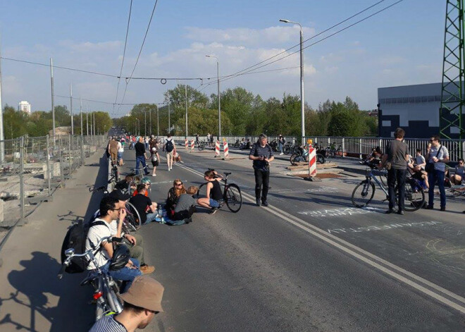 В пикнике на Деглавском мосту участвовали более 100 человек