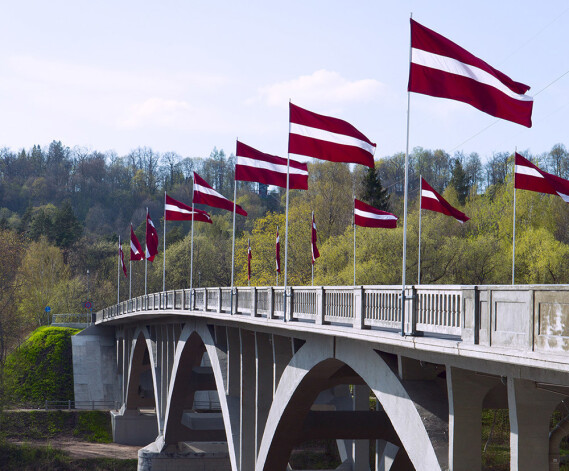 20 lielformāta Latvijas karogiem rotātais tilts Siguldā.