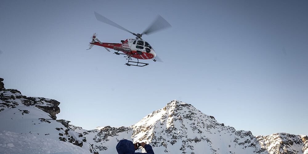 Šveices Alpos lavīna aprakusi 4 vācu slēpotājus - bojāgājušie vēl nav oficiāli identificēti