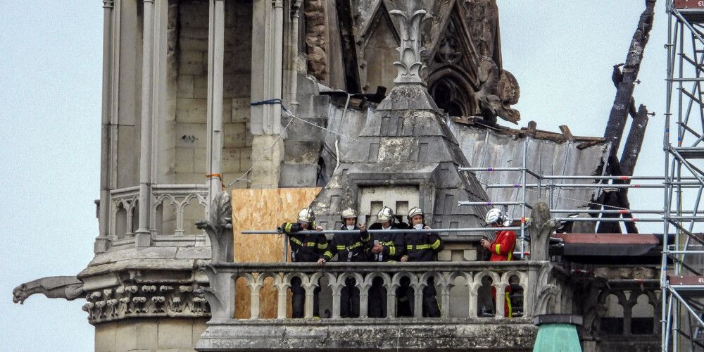 Policija pēc Parīzes Dievmātes katedrāles ugunsgrēka brīdina par iespējamo piesārņojumu ar svinu