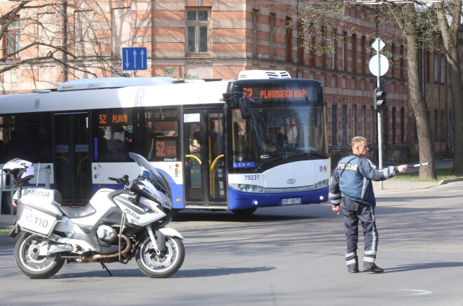 Policija darbinieks regilē satiksmi Augusta Deglava un Valmieras ielas krustojumā, jo pār Augusta Deglava ielas pārvadu slēgta satiksme automašīnām un sabiedriskajam transportam.