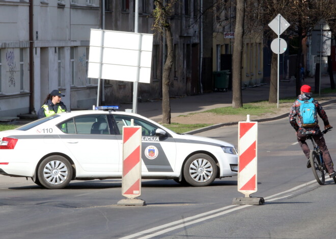 Slēgtā Deglava tilta dēļ ievieš jaunas sabiedriskā transporta joslas un izmaiņas atļautajos manevros