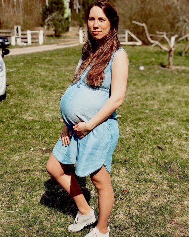 Gaidāmajai meitiņai mūziķe jau atradusi vienu no pirmajiem tērpiem – gaišzilu kleitiņu ar dzelteniem saulespuķu ziediem.