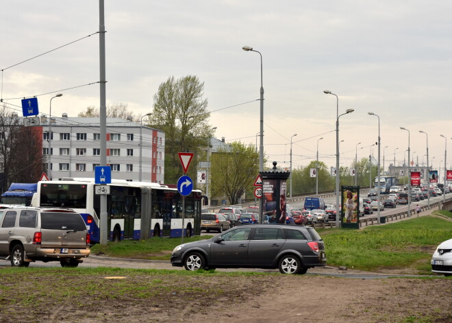 На улицах в окрестностях Деглавского моста вводятся полосы общественного транспорта
