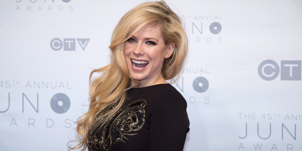 Sabiedrības fantāzijai, šķiet, nav nekādu robežu. Par Avrilu Laviņju sacerēta konspirācijas teorija. Viņa jau sen esot aizstāta ar dubultnieci, jo īstā dziedātāja sen izdarījusi pašnāvību. 