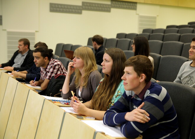 Sarūkošais studenta kredītu skaits liek bankām apsvērt atteikšanos no galvotājiem