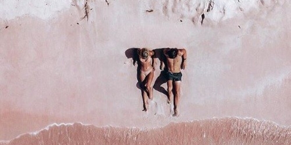 Ceļotāju pāris atklāj neglīto patiesību, kas slēpjas aiz vienas no pasaulē populārākās pludmales fotogrāfijām