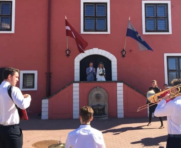 "Nodibinājām SIA ar Elīnu Pīku" - tā šo savu kāzu foto sociālajos tīklos parakstīja Oskars Lepers.