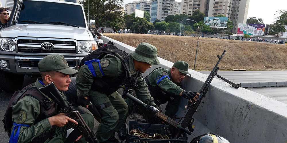 Venecuēlā pie Karakasas gaisa spēku bāzes svilpj lodes un izcēlusies vardarbība