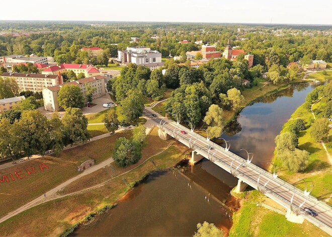 Vieta, kur pieņemta pirmā latviešu "neatkarības deklarācija": Valmieras Jēra kalns