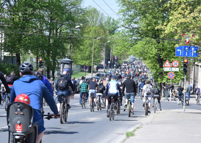 Pedāļu minēji iekaro Rīgas ielas: galvaspilsētā norit skeptiski vērtētais Kritiskās masas velobrauciens