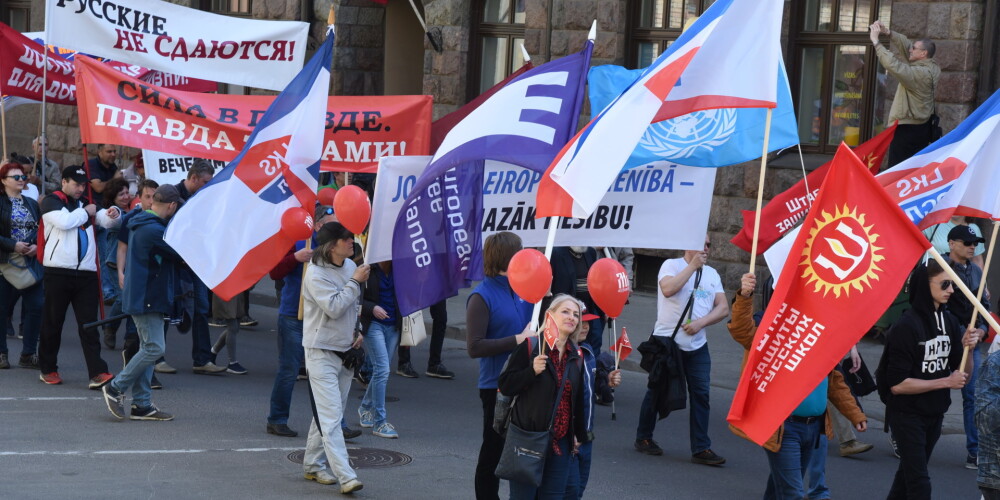 Ždanokas partija plašā mītiņā turpina protestēt pret pakāpenisku pāreju uz mācībām latviešu valodā