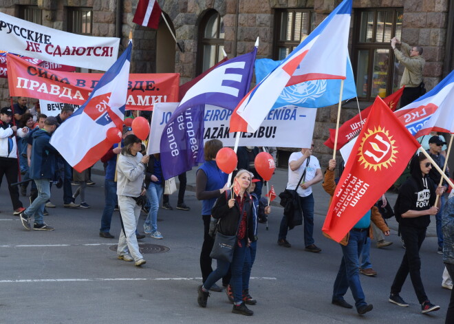 Ždanokas partija plašā mītiņā turpina protestēt pret pakāpenisku pāreju uz mācībām latviešu valodā