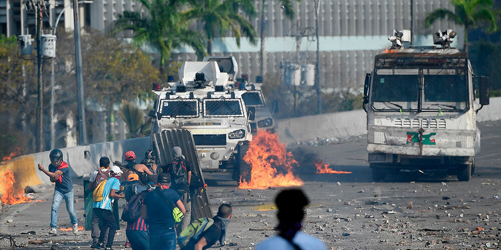 Venecuēlā turpinās protestētāju un drošības spēku sadursmes: gājusi bojā sieviete un ievainoti 46 cilvēki