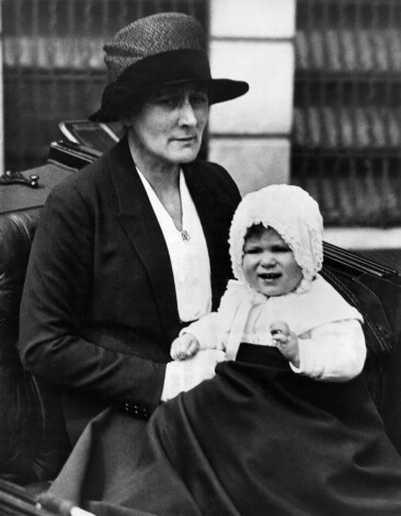 Princese Elizabete, vēlāk karaliene Elizabete II kopā ar auklīti 1927. gadā.