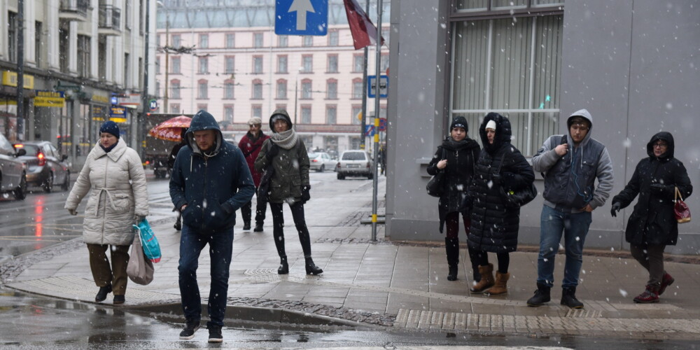 Piektdien Latviju šķērsos gan lietus, gan sniega mākoņi