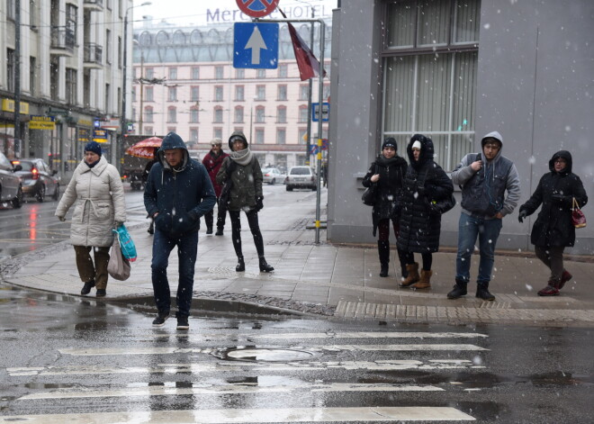 Piektdien Latviju šķērsos gan lietus, gan sniega mākoņi