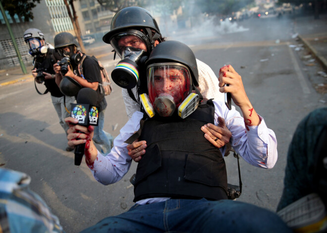 Maduro mudina Venecuēlas armiju vērsties pret "ikvienu apvērsuma sazvērnieku"